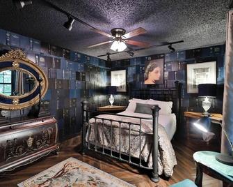 Downton Abbey - A Sayles Ranch Home - Abilene - Bedroom