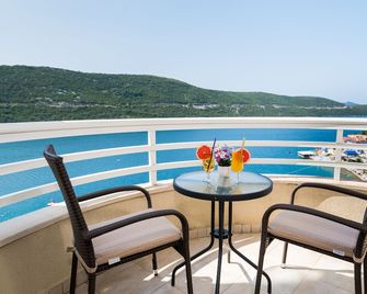 هوتل أجافا - نيوم - شرفة