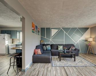 Cozy Apt A Stone's Throw away from Downtown - Council Bluffs - Living room