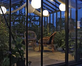 Som Hemma Gardscafe Bed & Breakfast - Kastlösa - Innenhof