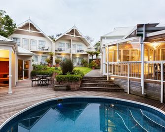 Quarry Lake Inn - East London - Pool