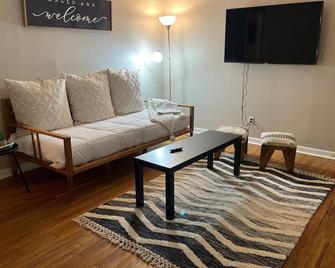 New Updated House - Walk to Hospital, 3 Beds - Temple - Living room