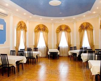 Sosnoviy Bor Guest House - 伊熱夫斯克 - 餐廳