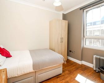 Private en-suite at Liverpool street, Brick Ln - London - Bedroom