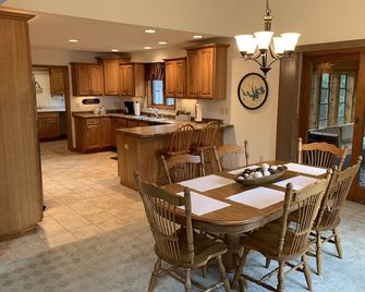 Beautiful 6 bedroom 3 bath lake front home with view of Lake Nokomis! - Tomahawk - Restaurant