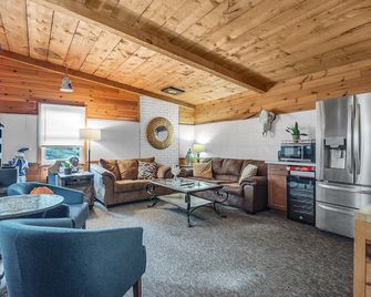 Timberline Lodge - Downtown Ellicottville - Room 302 - Ellicottville - Living room