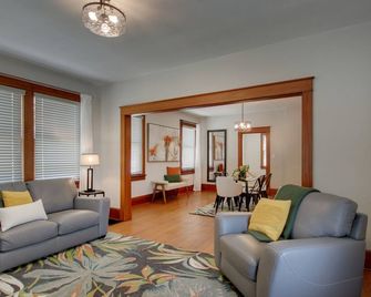 Cozy -Two bedroom home that is centrally located and beautifully restored. - Quincy - Sala de estar