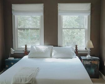 Historic farmhouse by the river in Keene, NY near Lake Placid & Whiteface Mt. - Keene - Habitación