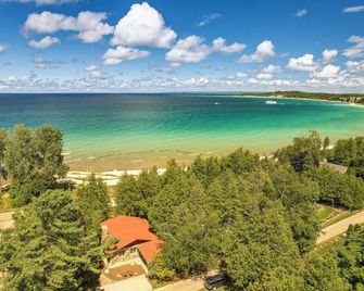 1 Mi to Dtwn! Lakefront Earl Young Charlevoix Home - Charlevoix - Пляж