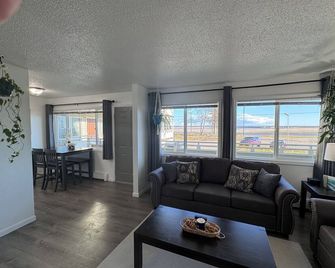 Hooked on the mouth of the Kenai! two bedroom unit with King size bed. Sleeps 6 - Kenai - Living room