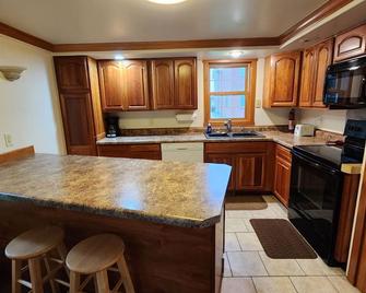 Historic 1840s Pioneer Home with Modern Addition - Nauvoo - Kitchen