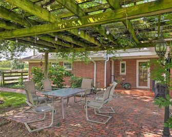 Peaceful Lebanon Farmhouse/Ranch w/ Pool! - Lebanon - Patio