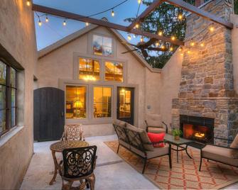 Enjoy Your Stay In The Country. Dog Friendly With A Fenced-In Yard - Columbia - Living room