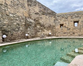 Renovated, historic castle - Luxury, Pool, Privacy - 6 bedrooms, 6 bathrooms - 세르베라 - 수영장