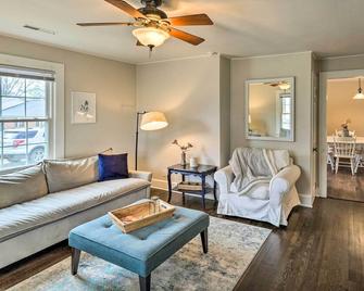 Pet-Friendly Greensboro Vacation Rental! - Greensboro - Living room