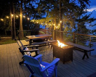Lakefront cottage, kayaks, fire pit, AC, WiFi, deck, 140ft private frontage. - Honor - Balcón