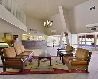 كواليتي إن فيو أوف ليك باول - بيج - باج - ردهة