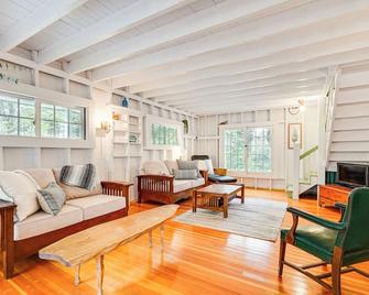 Rustic Marlboro Cottage 4 Mi to Lake Raponda! - Brattleboro - Living room