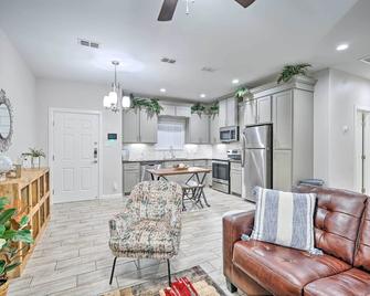 Chic Edinburg Escape Hike, Fish, and Explore! - Edinburg - Living room