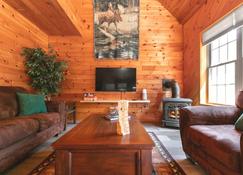 Moose Lodge - scenic Adirondack cabin escape + lake access - Broadalbin - Sala de estar