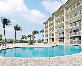 Breathtaking Waterview Condo - Gulfport - Pool