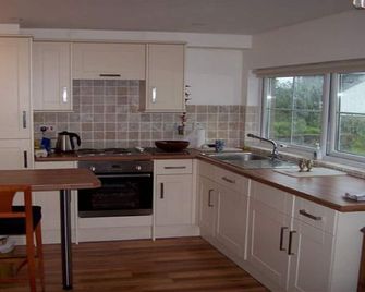 The Studio is close to The Logan Rock Inn. Minack Theatre. Pedn Vounder beach. - Lands End - Cocina