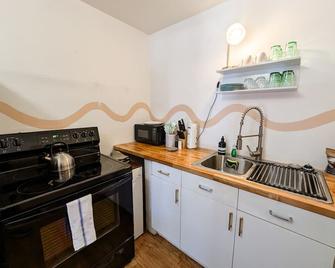 The Rainbow Room - Studio Apt - Columbia - Kitchen