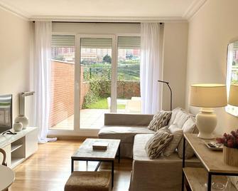 NEW apartment with large garden in front of Las Llamas park - Santander - Living room
