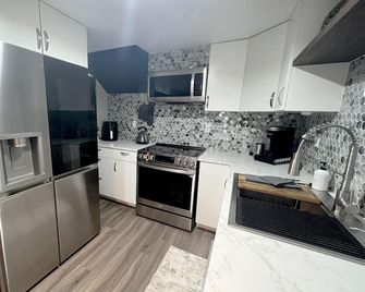 Luxury-Modern Suite /Cozy Co Vibes /Private Yard - Aurora - Kitchen