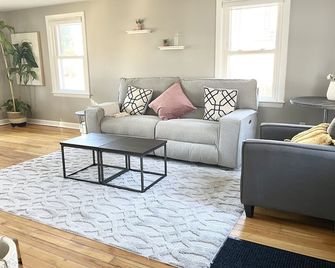 Private Home w/ Office Year Round in town Brunswick next to Bowdoin - Brunswick - Living room