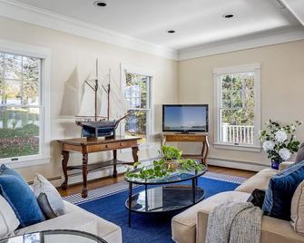 East Wind Inn & Suites - Tenants Harbor - Living room