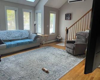 Modern 3-bedroom house in beautiful and historic Bristol, RI. WiFi, AC. - Bristol - Wohnzimmer