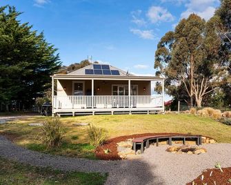 Victorian Hilltop Retreat - Firepit & Sunset Views - Castlemaine