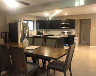 Spacious 2300sf, Recently Rehabbed, Large Living! - Crosby - Comedor