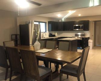 Spacious 2300sf, Recently Rehabbed, Large Living! - Crosby - Cocina