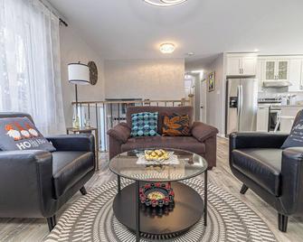 Entire Renovated 5bdr House In Chambly, All New! Swimming Pool - Chambly - Living room