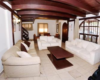 Los Jazmines Hotel Resort - Warnes - Living room