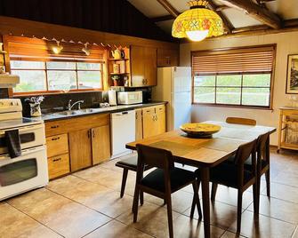 Scenic View Cabin Near Alderbrook Resort - Union - Kitchen