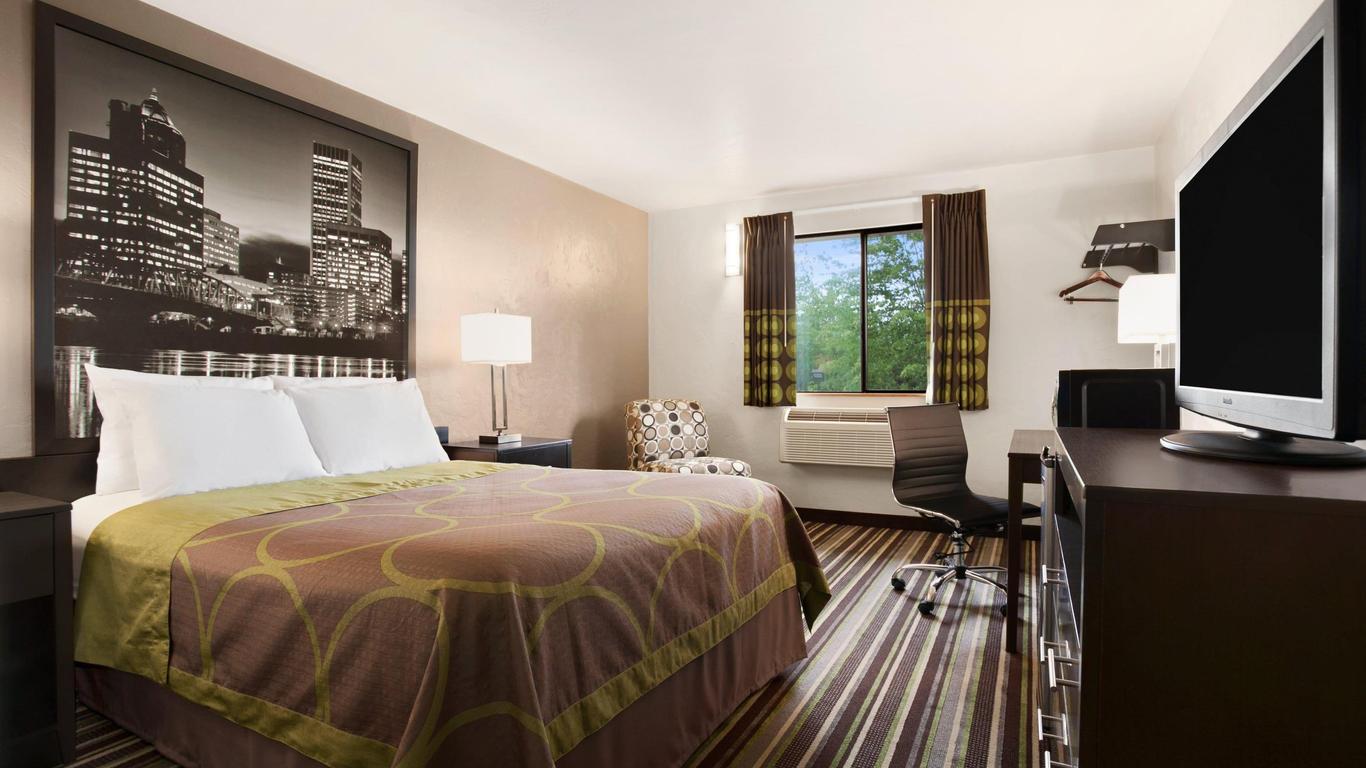 Super 8 by Wyndham Portland Airport
