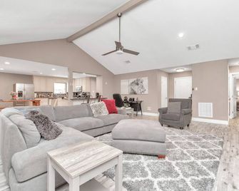 Single story House 70 Amenities Energy Corridor 10 Mins - Houston - Living room