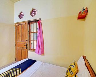 OYO Life 92954 Shanti Kost - Buleleng - Bedroom