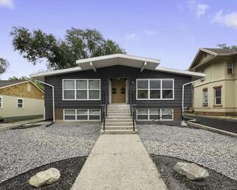 Renovated 2BR 1BA Flat Close to 25th Street Fun - Ogden - Building