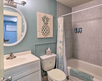 Walk to Padre Beach: Studio w/ Hot Tub Access - Corpus Christi - Bathroom