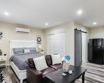 Enchanting suite nestled in quaint Santa Clarita - Santa Clarita - Bedroom