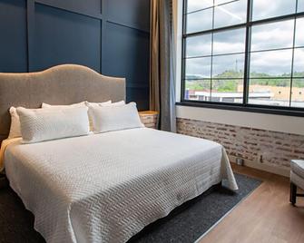 The Schoolhouse Hotel, Trademark Collection by Wyndham - White Sulphur Springs - Bedroom