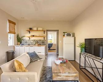 Adorable studio with easy parking on the street. Ask if you need driveway. - סן דייגו - סלון
