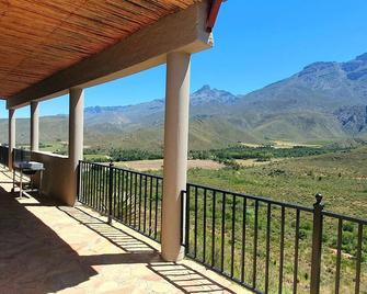 Karoo peace and quiet on a hill with breathtaking mountain views - Ladismith - Balcón