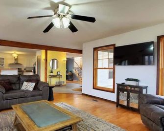 Woodland Lodge 40 acres close to Crystal Mountain - Bear Lake - Living room