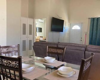 Immaculate 2-Bed House in Discovery Bay - Discovery Bay - Dining room