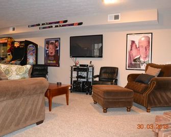 Play. Relax. Reset. Your Spring Getaway Awaits!!! - Massanutten - Living room